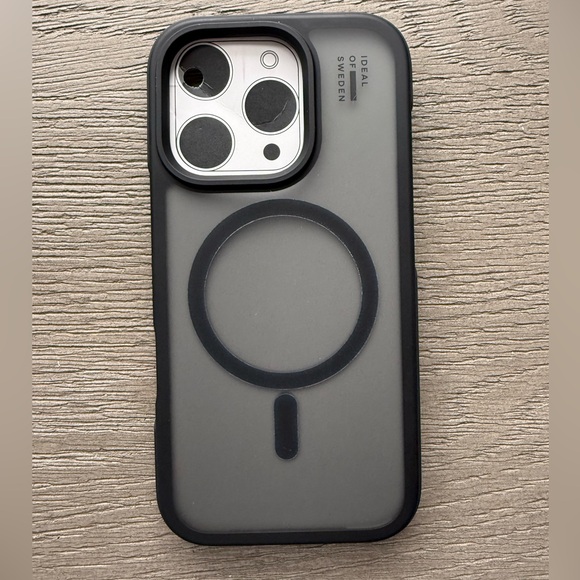 iPhone 16 Pro Brand New; MagSafe full coverage case - Picture 3 of 4